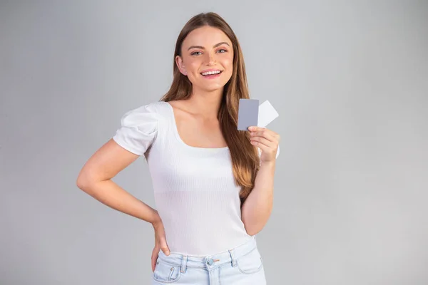 Mulher Brasileira Loira Apresentando Cartões Crédito — Fotografia de Stock