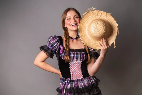 Blond Brasiliansk Kvinna Junifestkläder Rättegång Vertikalt Porträtt — Stockfoto