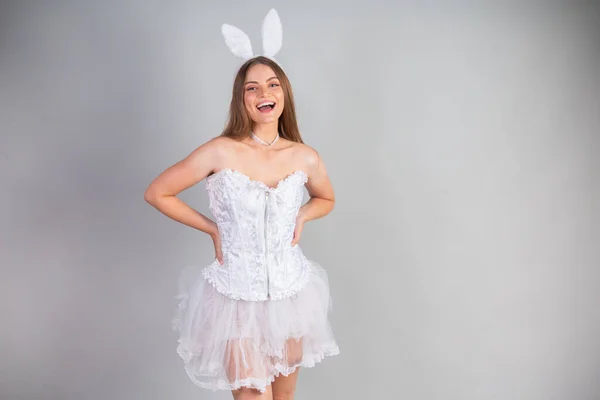 ブロンドブラジル人女性の服を着てウサギの服 — ストック写真