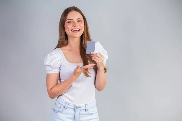 Blond Brasiliansk Kvinna Presenterar Kreditkort — Stockfoto