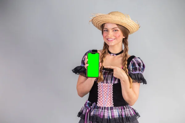 Mulher Brasileira Loira Roupa Festa Junho Vestimenta Smartphone Tela Verde — Fotografia de Stock