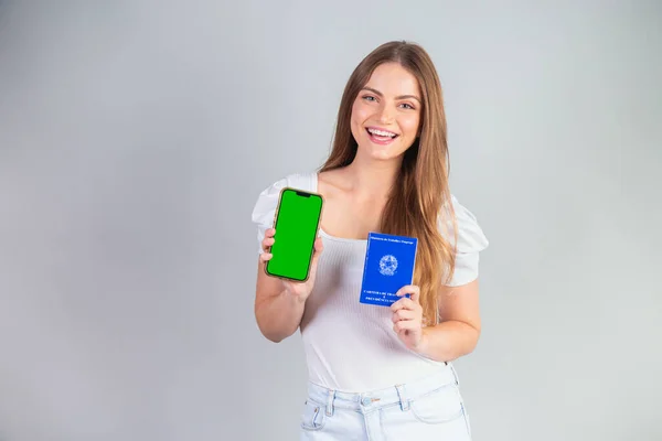 Mulher Brasileira Loira Portadora Cartão Nacional Trabalho Previdência Social Smartphone — Fotografia de Stock
