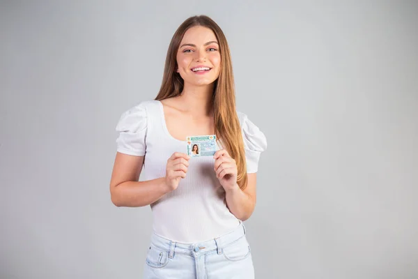 ブロンドブラジル人女性は自動車運転免許証を持っている 日本語訳データベース 運転免許証 — ストック写真
