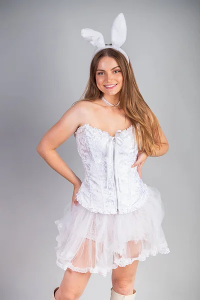 ブロンドブラジル人女性の服を着てウサギの服 — ストック写真