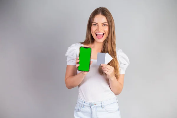Mulher Brasileira Loira Mostrando Smartphone Cartões Crédito — Fotografia de Stock