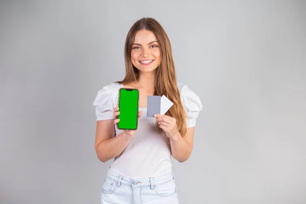 Mujer Brasileña Rubia Mostrando Teléfonos Inteligentes Tarjetas Crédito — Foto de Stock