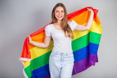 LGBT bayrağı taşıyan sarışın Brezilyalı kadın.