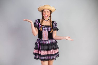 Sarışın Brezilyalı kadın, Haziran partisi kıyafetleri, atari tarzı. Kollarını aç..