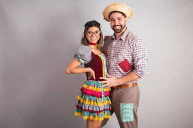 Şenlik kıyafetleri giymiş Brezilyalı çift So Joo 'nun flört ve öpüşme ziyafeti çekiyorlar..