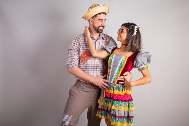 Şenlik Junina kıyafetleri giymiş Brezilyalı çift So Joo 'yu kucakladı.