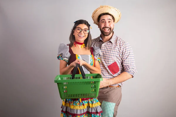ブラジルのカップルはフェスタ ジュニナの服を着て スーパーマーケットから買い物かごでSo Jooの饗宴 — ストック写真