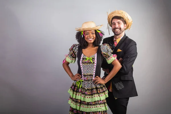 Porträt Brasilianisches Paar Festa Junina Kleidern Johannisfest Umarmt — Stockfoto