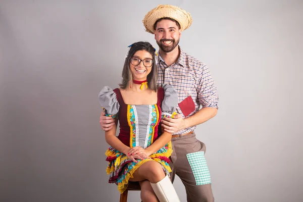 Brazylijska Para Ubrana Festa Junina Ubrania Święto Joo Przytulając Portret — Zdjęcie stockowe