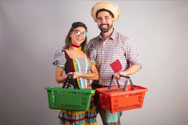 Brasilianska Par Klädda Festa Junina Kläder Fest Joo Med Shoppingkorg — Stockfoto