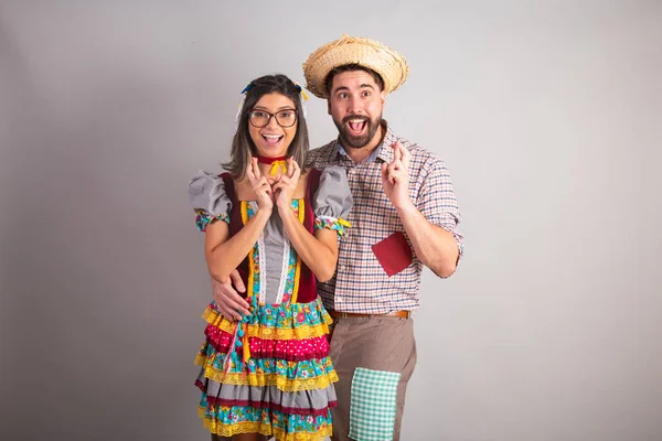Βραζιλιάνικο Ζευγάρι Ντυμένο Φουστάνια Ρούχα Junina Γιορτή Της Joo Ελπίζοντας — Φωτογραφία Αρχείου