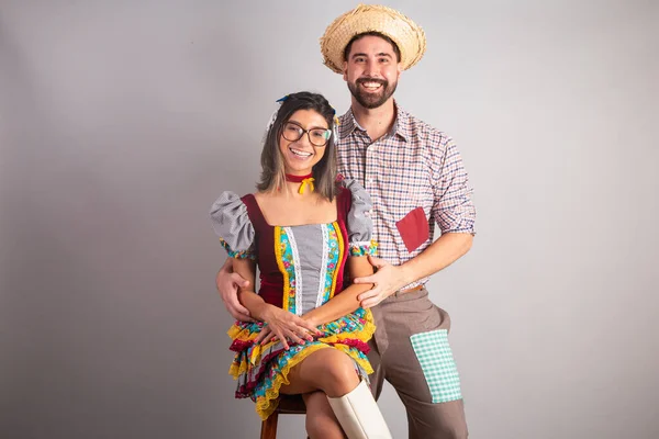 Brazylijska Para Ubrana Festa Junina Ubrania Święto Joo Przytulając Portret — Zdjęcie stockowe