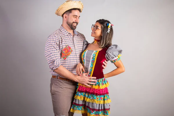 Şenlik Junina Kıyafetleri Giymiş Brezilyalı Çift Joo Kucakladı — Stok fotoğraf