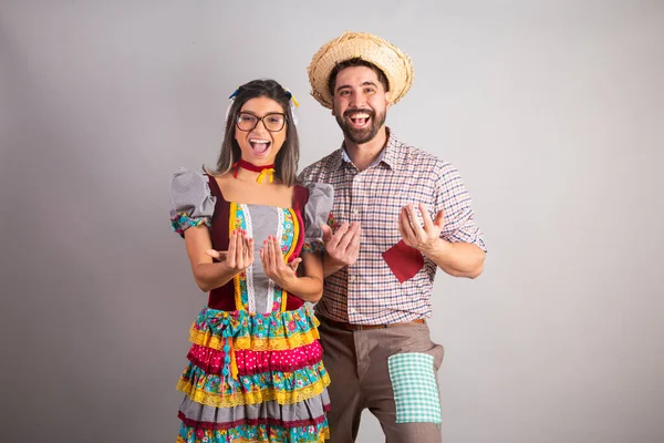 Coppia Brasiliana Vestita Con Abiti Festa Junina Festa Joo Invitante — Foto Stock