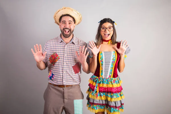 Coppia Brasiliana Vestita Con Abiti Festa Junina Festa Joo Sorpreso — Foto Stock