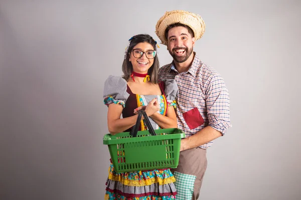 ブラジルのカップルはフェスタ ジュニナの服を着て スーパーマーケットから買い物かごでSo Jooの饗宴 — ストック写真