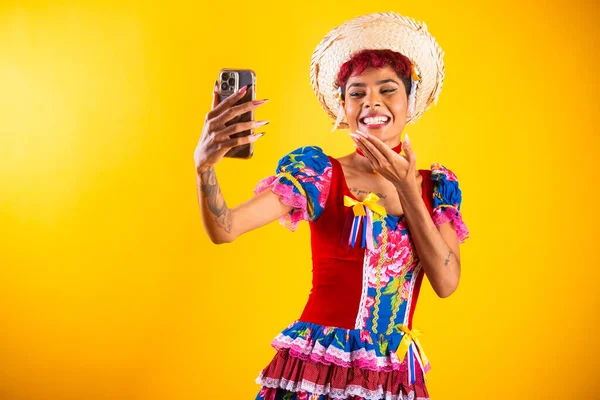 Brazilka Fešanským Oblečením Arraial Svátek Svatého Jana Chytrým Telefonem — Stock fotografie