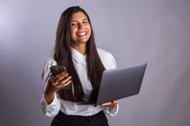 Brezilyalı kadın, iş kadını, elinde defter ve akıllı telefon var..