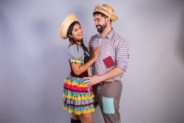 Brezilyalı çift, Festa Junina 'dan giysiler, arraial, festa de so joo. Sevgili, öpüşme kabini. Aşk. Sevgi alışverişi