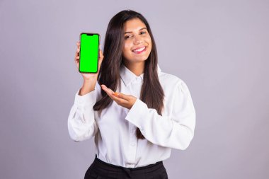 Elinde akıllı telefon olan Brezilyalı bir kadın. yeşil ekran.