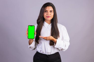 Elinde akıllı telefon olan Brezilyalı bir kadın. yeşil ekran.