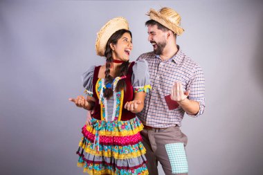 Brezilyalı çift, Festa Junina 'dan giysiler, arraial, festa de so joo. Sevgili olarak. davetkar eller