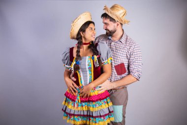Brezilyalı çift, Festa Junina 'dan giysiler, arraial, festa de so joo. Sevgili, öpüşme kabini. Aşk. Kucaklandı