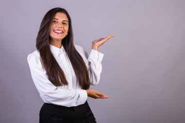 Brezilyalı iş kadını, menajer, şirket portresi. Reklam, reklam ya da ürün için sunum alanı. işaret ediyor.