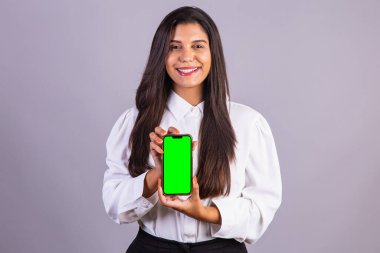 Elinde akıllı telefon olan Brezilyalı bir kadın. yeşil ekran.