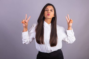 Brezilyalı iş kadını, menajer, şirket portresi. Barış ve aşk, komik poz.