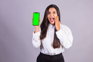 Elinde akıllı telefon olan Brezilyalı bir kadın. yeşil ekran.