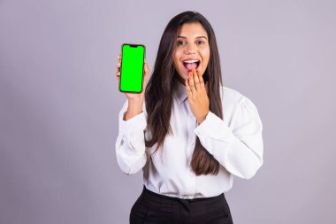 Elinde akıllı telefon olan Brezilyalı bir kadın. yeşil ekran.
