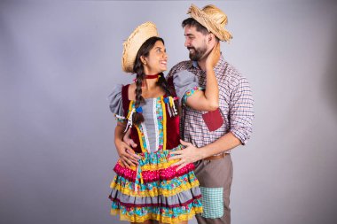 Brezilyalı çift, Festa Junina 'dan giysiler, arraial, festa de so joo. Sevgili, öpüşme kabini. Aşk. Kucaklandı