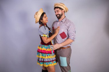 Brezilyalı çift, Festa Junina 'dan giysiler, arraial, festa de so joo. Sevgili, öpüşme kabini. Aşk. Sevgi alışverişi