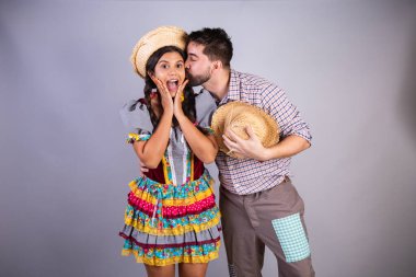 Brezilyalı çift, Festa Junina 'dan giysiler, arraial, festa de so joo. Sevgili, öpüşme kabini. Aşk. Öpücük vermek.