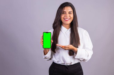 Elinde akıllı telefon olan Brezilyalı bir kadın. yeşil ekran.