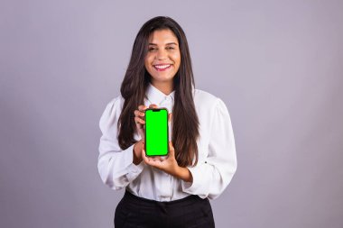 Elinde akıllı telefon olan Brezilyalı bir kadın. yeşil ekran.