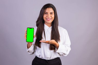 Elinde akıllı telefon olan Brezilyalı bir kadın. yeşil ekran.