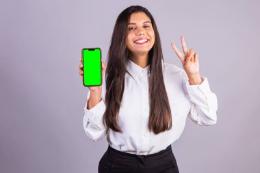 Elinde akıllı telefon olan Brezilyalı bir kadın. yeşil ekran.