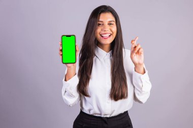 Elinde akıllı telefon olan Brezilyalı bir kadın. yeşil ekran.