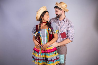Brezilyalı çift, Festa Junina 'dan giysiler, arraial, festa de so joo. Sevgili, öpüşme kabini. Aşk. Kucaklandı