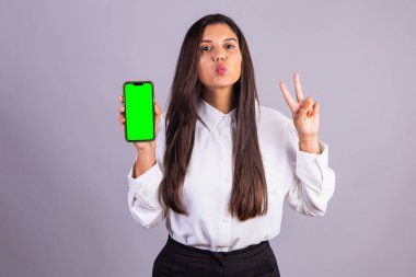 Elinde akıllı telefon olan Brezilyalı bir kadın. yeşil ekran.
