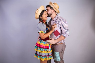 Brezilyalı çift, Festa Junina 'dan giysiler, arraial, festa de so joo. Sevgili, öpüşme kabini. Aşk. Sevgi alışverişi