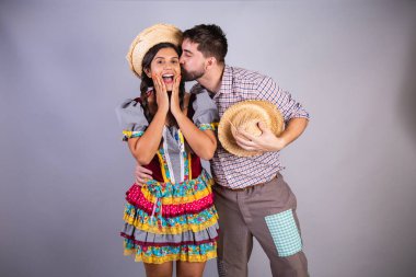 Brezilyalı çift, Festa Junina 'dan giysiler, arraial, festa de so joo. Sevgili, öpüşme kabini. Aşk. Öpücük vermek.