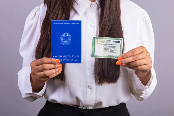 作業カードと身分証明書を持っているブラジルの女性 日本語訳 身分証明書 雇用カード及び社会保障 — ストック写真
