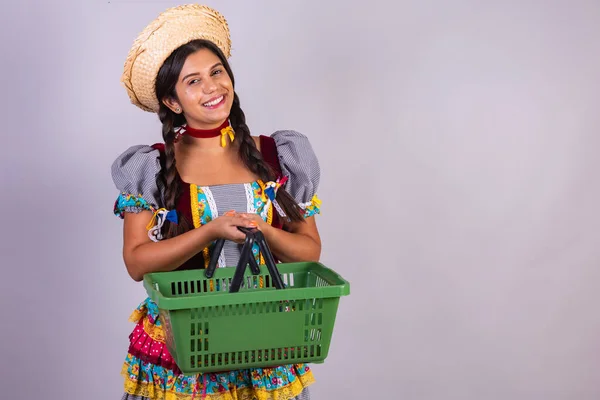 ブラジル人女性 フェスタJuninaから服 フェスタ ジョアオ 買い物かごを使う スーパーマーケット — ストック写真